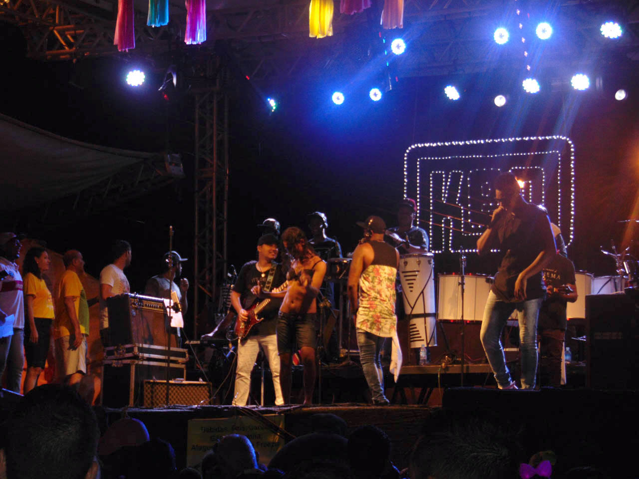 Banda K Entre Nós se apresentou e divertiu o povo santa-vitoriense e visitantes, no palco da 2ª noite de carnaval