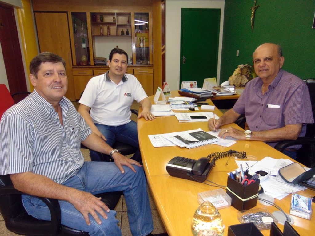 Prefeito Salim Curi em seu gabinete com o secretário de governo, Carlos Queiroz e o Secretário de Administração e Recursos Humanos, Fernando Bonito
