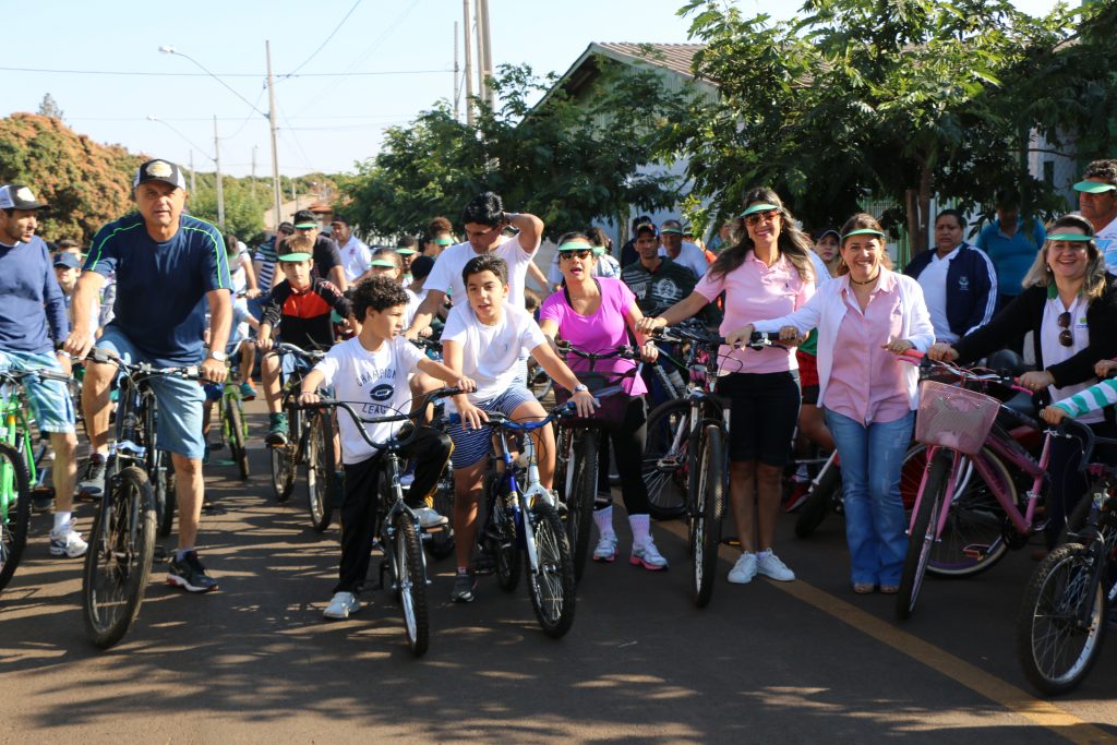 Prefeito e Primeira Dama participam de passeio ciclístico em comemoração ao dia dos pais